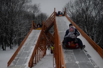 Москва. Дети катаются с горки на тюбах в парке Кузьминки.