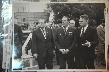 Россия. Генеральный секретарь ЦК КПСС Леонид Брежнев (в центре) и министр тракторного и сельскохозяйственного машиностроения СССР Александр Ежевский (справа).