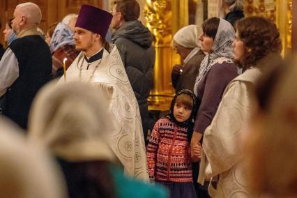 Саратов. Прихожане во время праздничного богослужения по случаю Рождества Христова в Свято-Троицком храме.