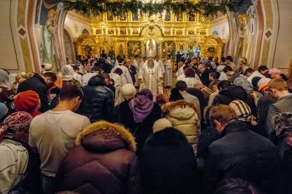 Саратов. Прихожане во время праздничного богослужения по случаю Рождества Христова в Свято-Троицком храме.