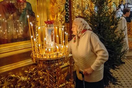 Саратов. Прихожанка во время праздничного богослужения по случаю Рождества Христова в Свято-Троицком храме.