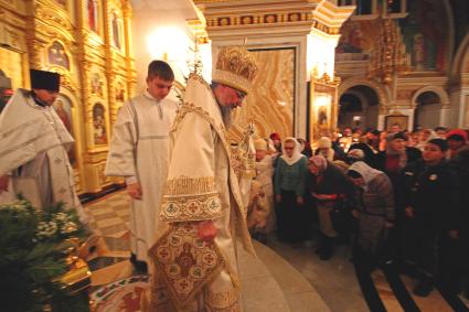 Уфа. Священник во время праздничного богослужения по случаю Рождества Христова в храме.