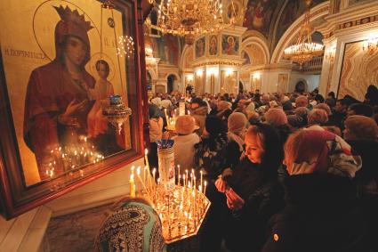 Уфа. Прихожане во время праздничного богослужения по случаю Рождества Христова в храме.