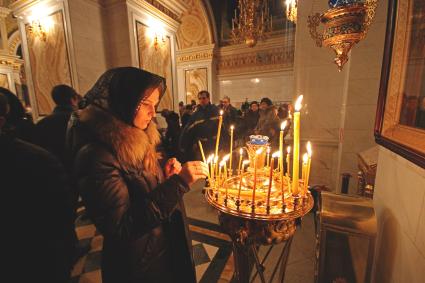 Уфа. Прихожанка во время праздничного богослужения по случаю Рождества Христова в храме.