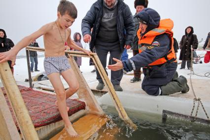 Уфа. Крещенские купания. Мальчик заходит в купель.