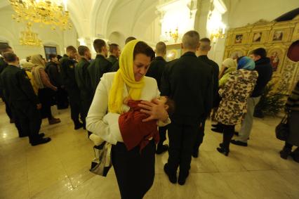 Москва. Прихожане во время праздничного богослужения по случаю Рождества Христова в Храме Преображения Господня.