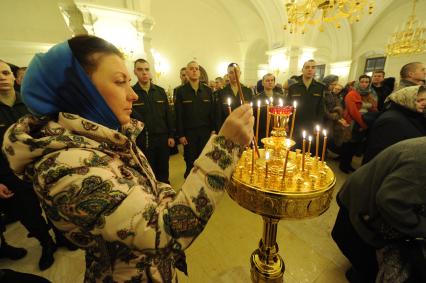 Москва. Военнослужащие Сухопутных войск РФ во время праздничного богослужения по случаю Рождества Христова в Храме Преображения Господня.