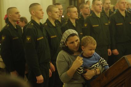 Москва. Военнослужащие Сухопутных войск РФ во время праздничного богослужения по случаю Рождества Христова в Храме Преображения Господня.