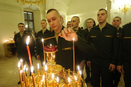 Москва. Военнослужащие Сухопутных войск РФ во время праздничного богослужения по случаю Рождества Христова в Храме Преображения Господня.