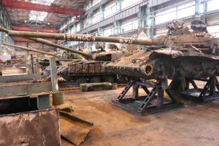 Украина. Донецк. Завод по восстановлению военной техники. Танки.