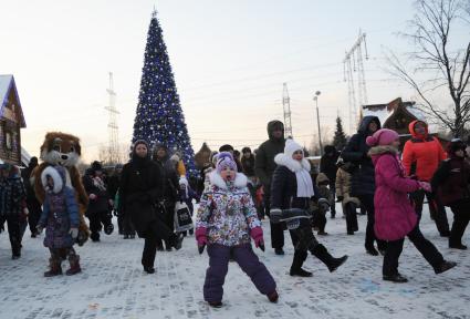 Москва. Усадьба Деда Мороза в Кузьминках. Дети танцуют со взрослыми.