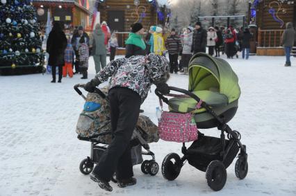 Москва. Усадьба Деда Мороза в Кузьминках. Девушка с детскими колясками.