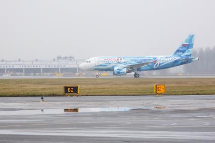 Санкт-Петербург. Презентация самолета Airbus A-319 авиакомпании `Россия`, раскрашенного в цвета футбольного клуба `Зенит`, в аэропорту `Пулково`.