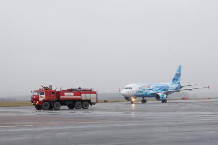 Санкт-Петербург. Презентация самолета Airbus A-319 авиакомпании `Россия`, раскрашенного в цвета футбольного клуба `Зенит`, в аэропорту `Пулково`.