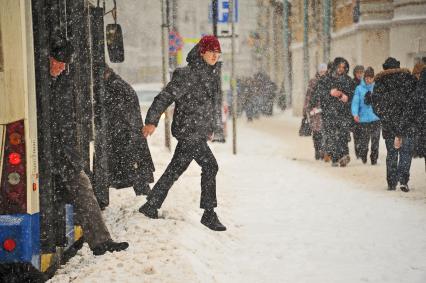 Последствия метели в Москве. Пассажиры заходят в автобус.