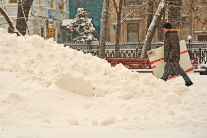 Последствия метели в Москве. Сугробы на улице.