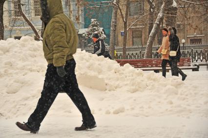 Последствия метели в Москве. Сугробы на улице.