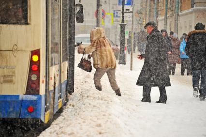 Последствия метели в Москве. Пассажиры заходят в автобус.