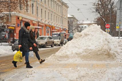 Последствия метели в Москве. Сугробы на улице.