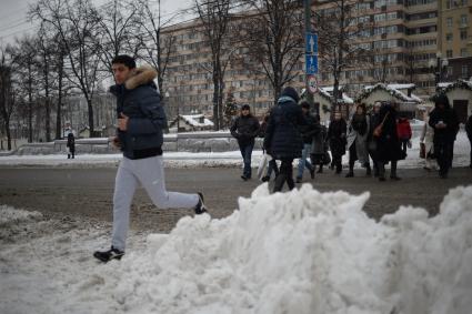 Москва. Пешеходы переходят дорогу на Тверском бульваре.