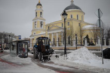 Москва. Снегоуборочная техника у Храма Вознесения Господня у Никитских ворот.