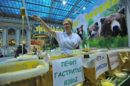 Москва. Ярмарка меда в Гостином дворе.