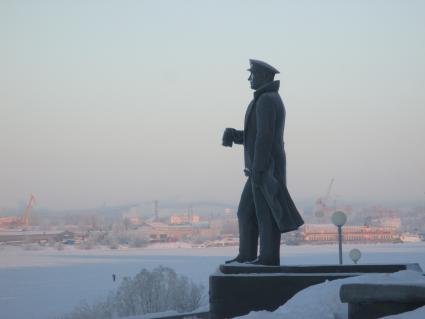 Архангельск. Памятник Герою Советского Союза адмиралу Н.Г.Кузнецову на набережной Северной Двины.