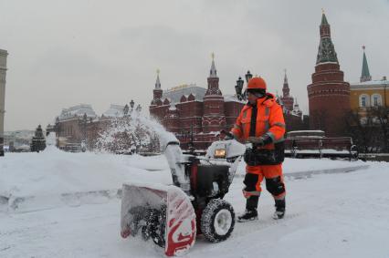 Москва. Уборка снега на Манежной площади.