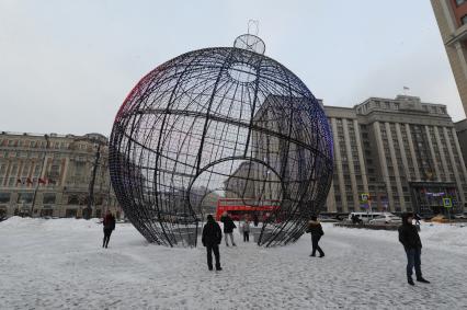 Москва. Самый большой в мире елочный шар на Манежной площади.