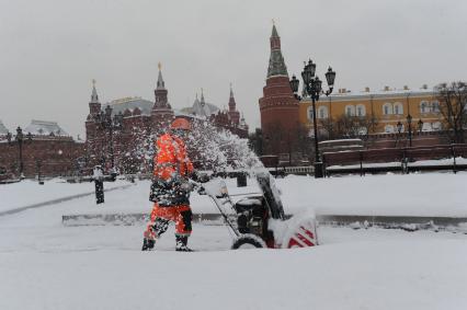 Москва. Уборка снега на Манежной площади.