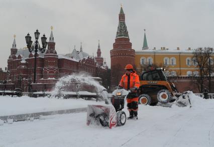 Москва. Уборка снега на Манежной площади.