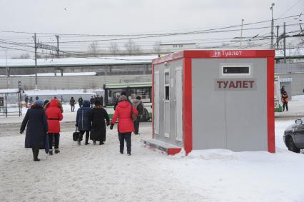 Москва. Кабинка туалета у метро `Выхино`.