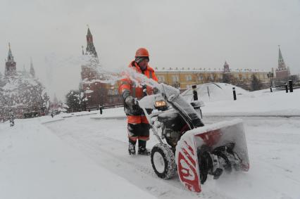 Москва. Уборка снега на Манежной площади.