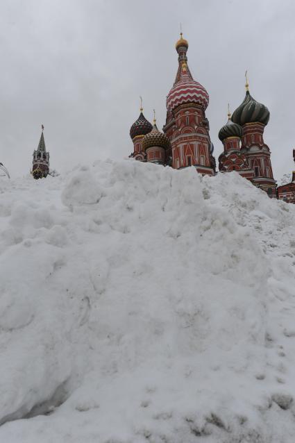 Москва. Сугробы на Красной площади.