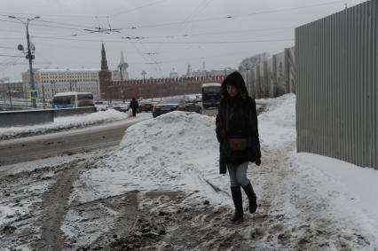 Москва. Девушка переходит дорогу на улице Варварка.