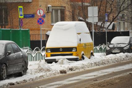 Москва. Припаркованный заснеженный микроавтобус.