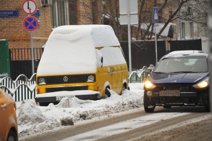 Москва. Припаркованный заснеженный микроавтобус.