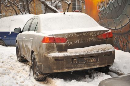 Москва. Надпись на грязном автомобиле.