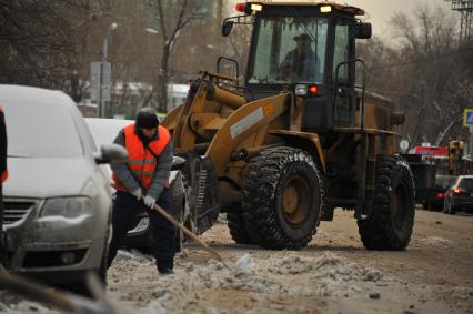 Москва. Уборка снега в городе.