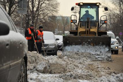 Москва. Уборка снега в городе.