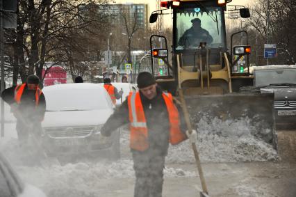 Москва. Уборка снега в городе.