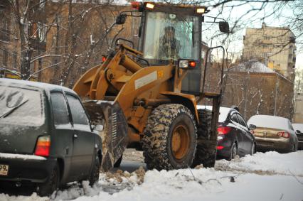 Москва. Уборка снега в городе.