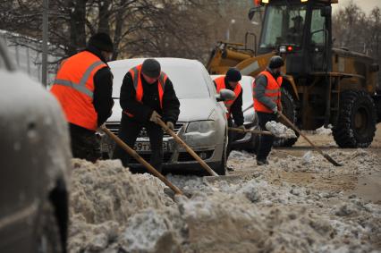 Москва. Уборка снега в городе.