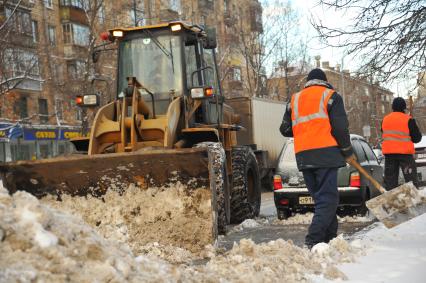 Москва. Уборка снега в городе.