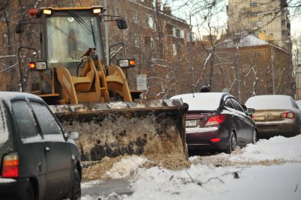 Москва. Уборка снега в городе.