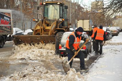 Москва. Уборка снега в городе.