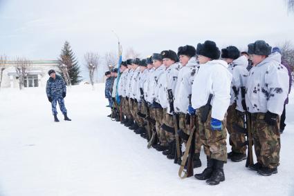 Свердловская область. г.Первоуральск. Воспитанники детского патриотического клуба перед началом показательных выступлений в честь 25-летия образования  отряда спецназа  ГУФСИН `Россы`.