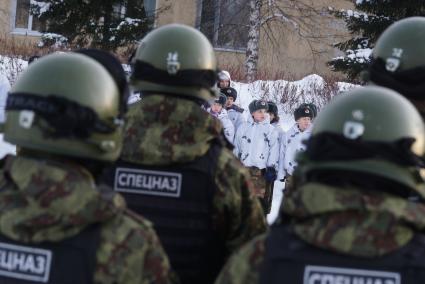 Свердловская область. г.Первоуральск. Воспитанники детского патриотического клуба перед началом показательных выступлений в честь 25-летия образования  отряда спецназа  ГУФСИН `Россы`.