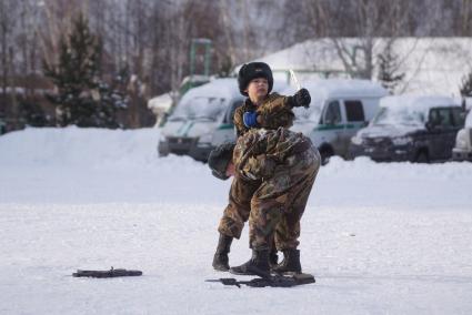 Свердловская область. г.Первоуральск. Воспитанники детского патриотического клуба перед началом показательных выступлений в честь 25-летия образования  отряда спецназа  ГУФСИН `Россы`.