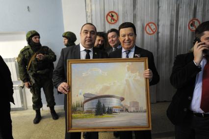 Украина, Луганск. Глава ЛНР Игорь Плотницкий и певец, первый заместитель председателя комитета ГД РФ по культуре Иосиф Кобзон (слева направо) на открытии восстановленного здания цирка.